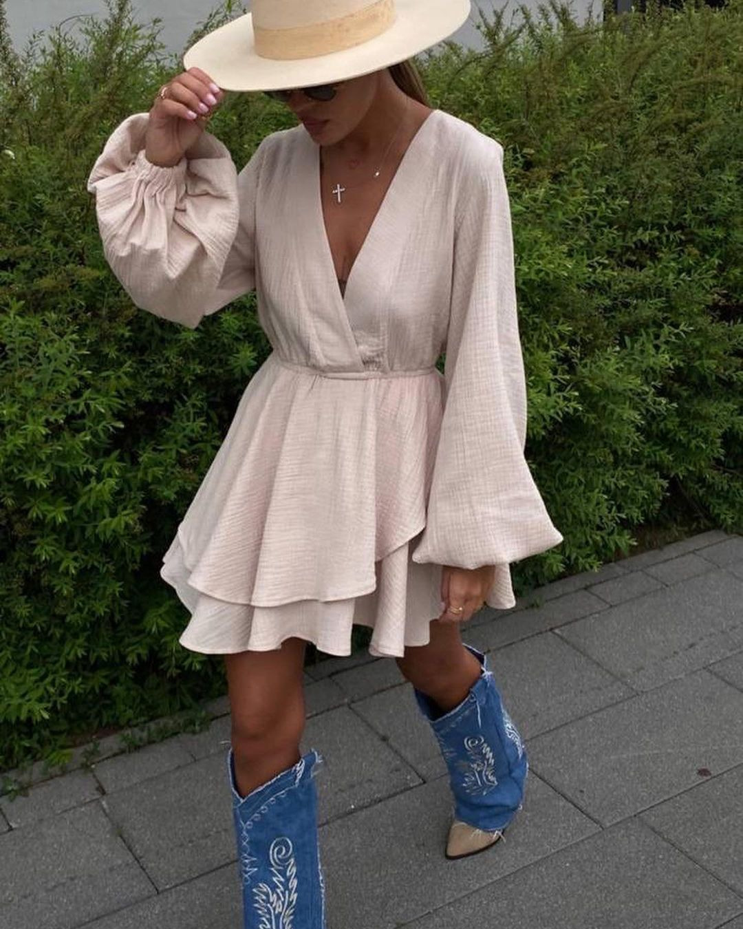 Women's Solid Color V-Neck Long Sleeve Cinched Waist Short Dress