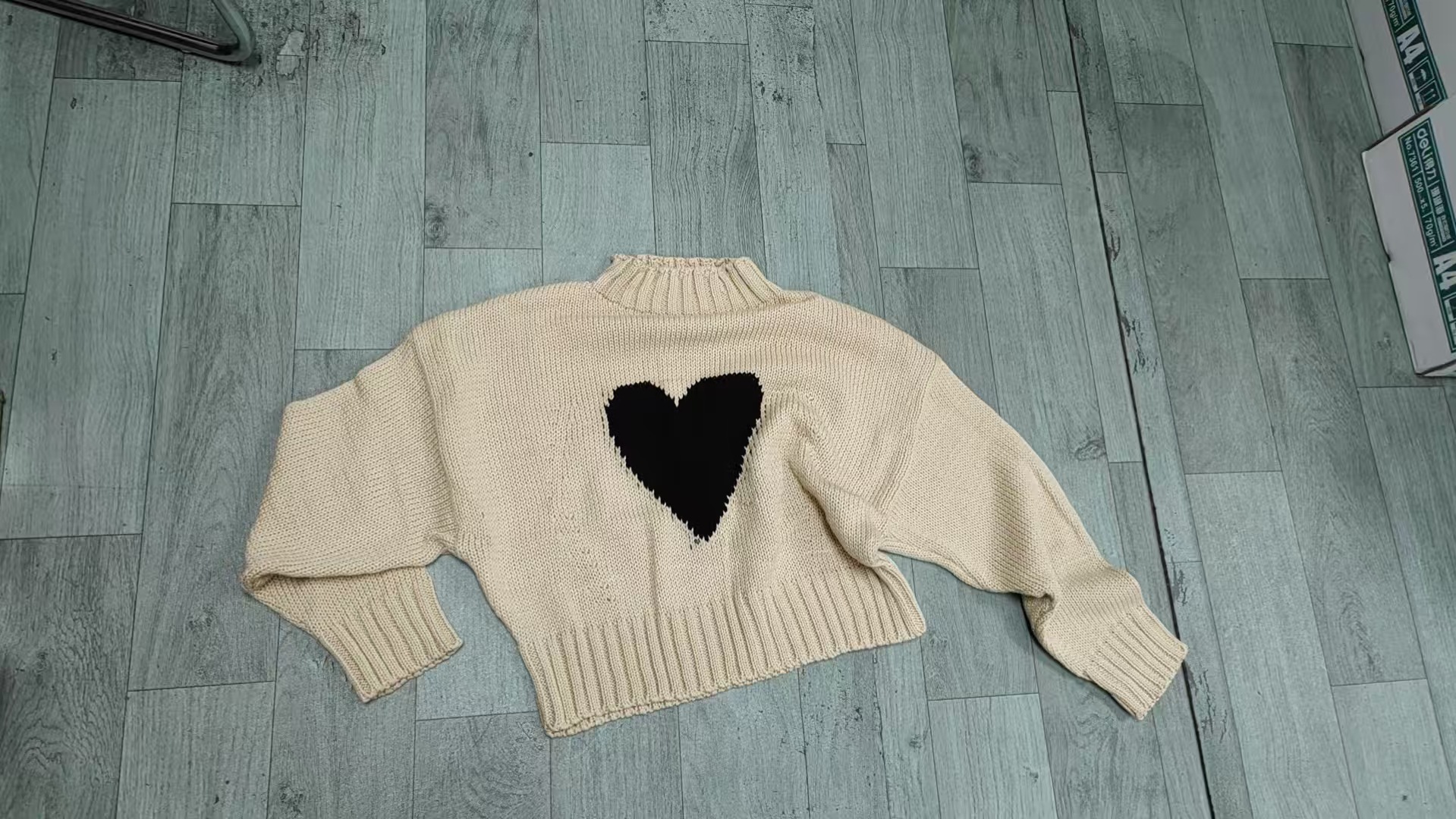 Heart Embroidered Crewneck Pullover Sweater Short Length Long Sleeve Women's Top