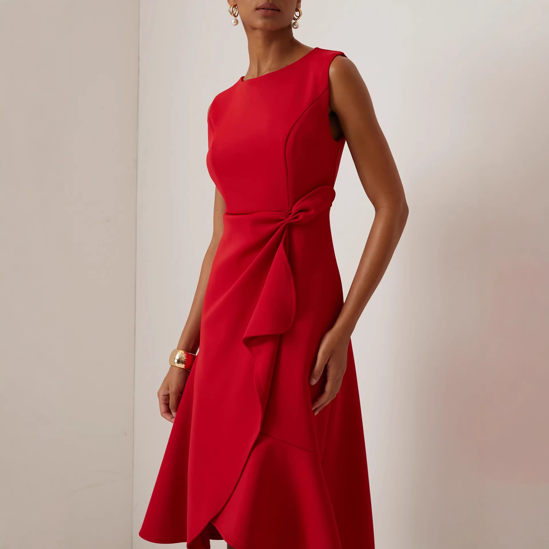 Sleeveless Red Midi Dress with Round Neck and Pleated Detail