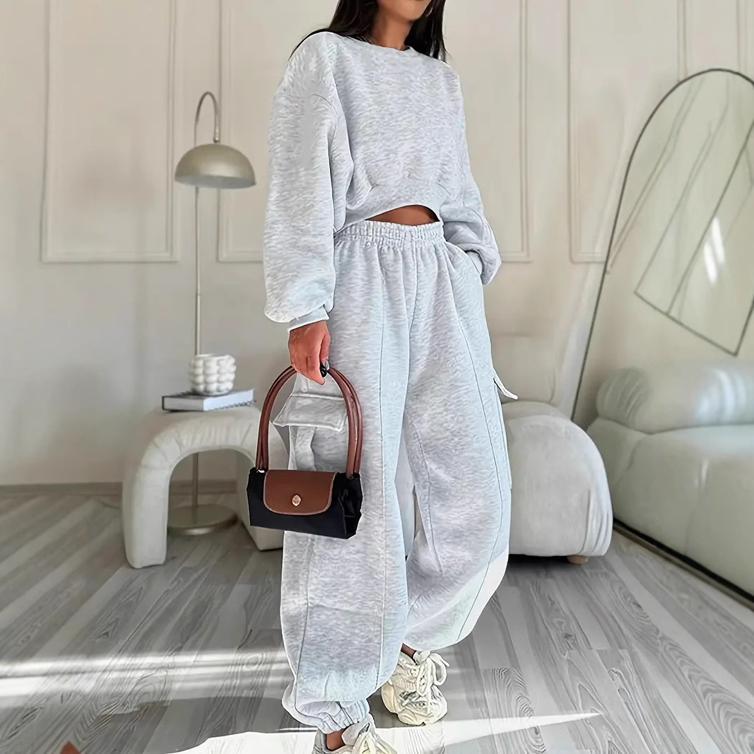 Women's Cropped Crewneck Sweatshirt & Cargo Pants Set - Streetwear
