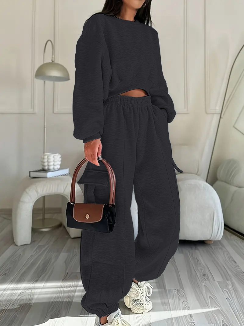 Women's Cropped Crewneck Sweatshirt & Cargo Pants Set - Streetwear