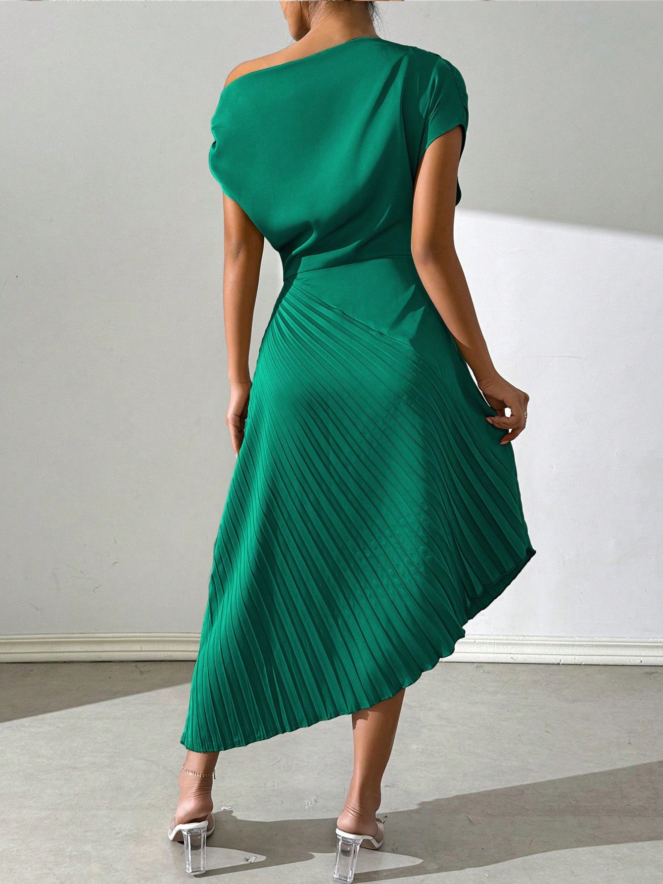 Elegant One-Shoulder Ruched Bodycon Dress with Asymmetrical Hem