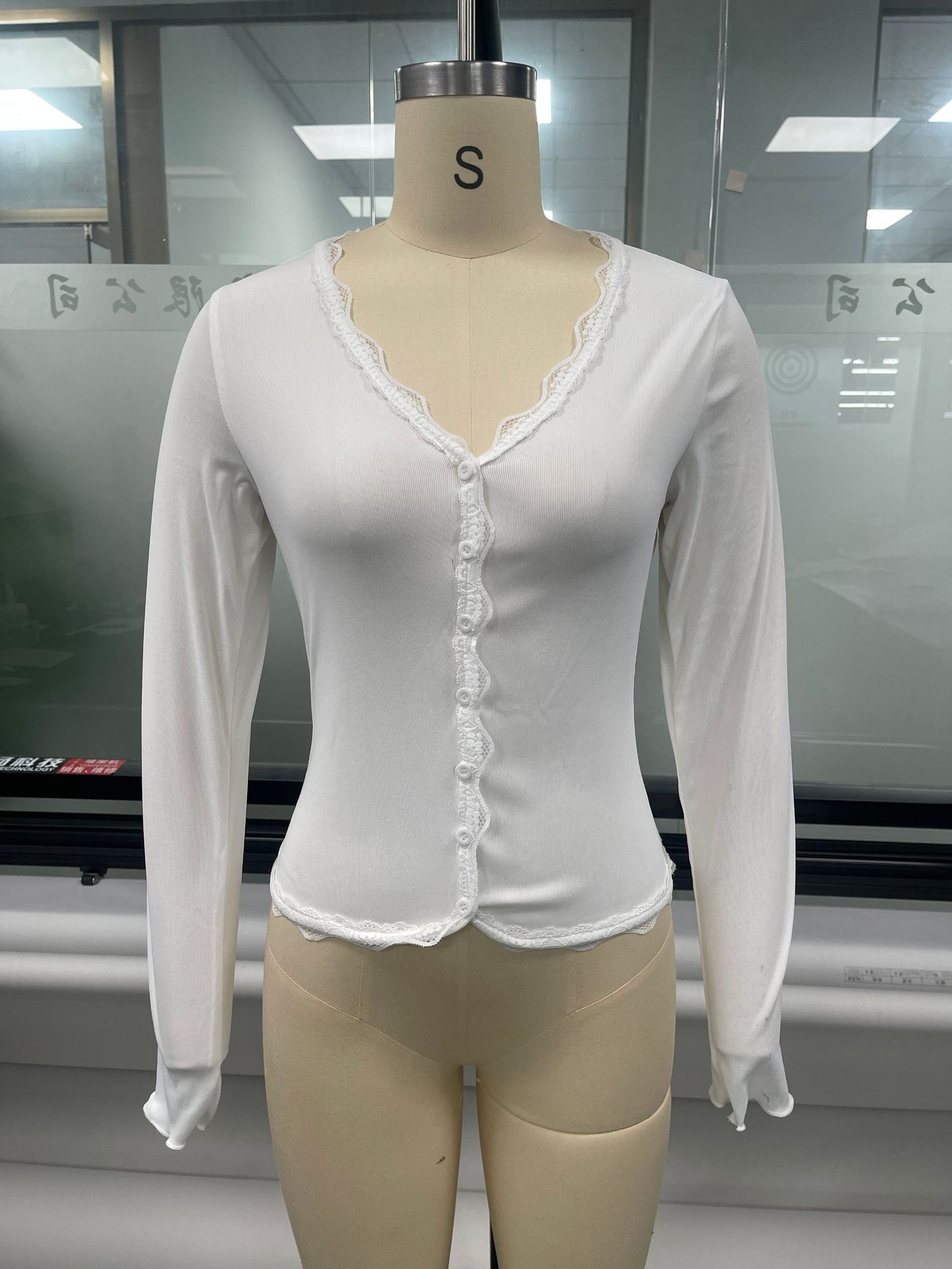 Lace Trim Long Sleeve V-Neck Slim Fit Top