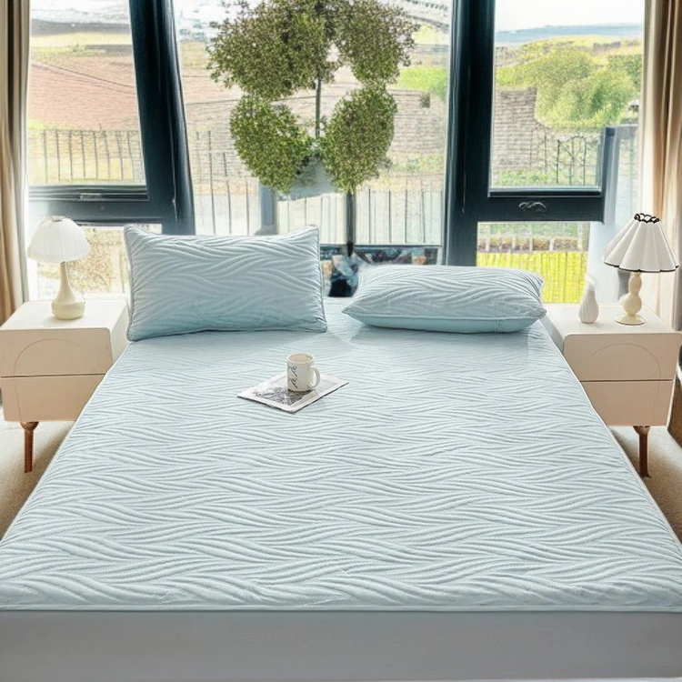 Hypoallergenic and washable mattress protector