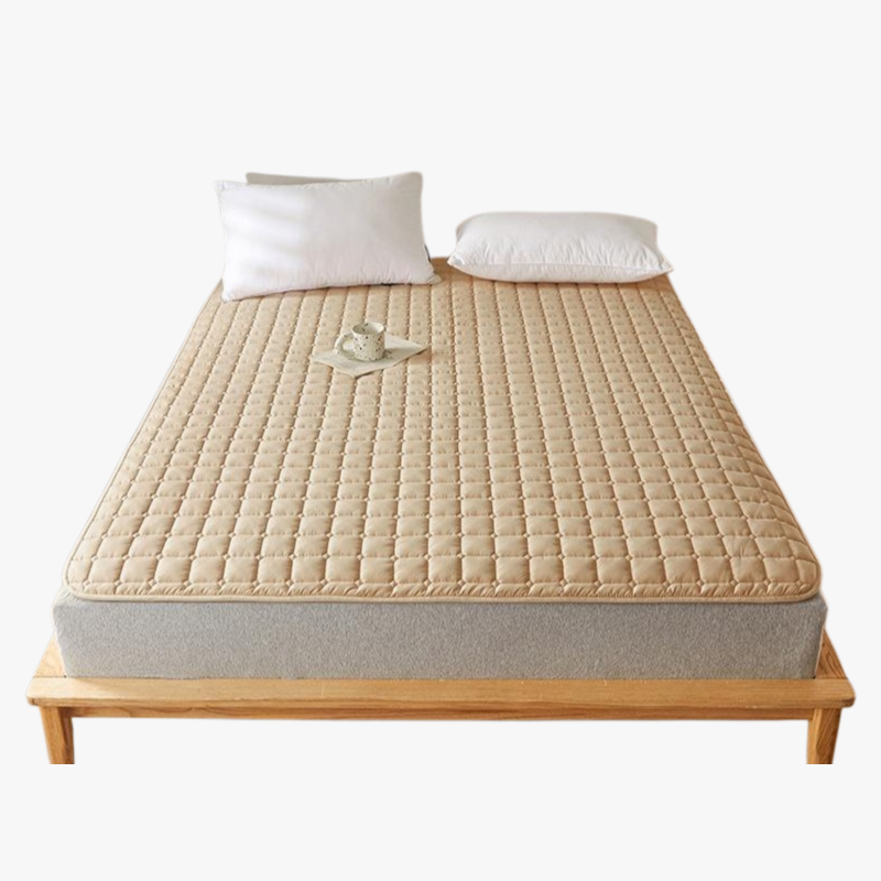 Thin protective mattress pad for household use