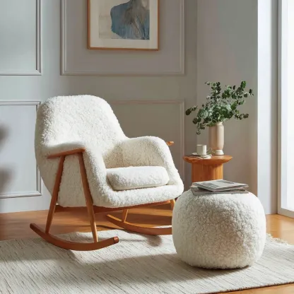 Schaukelstuhl aus Holz 70x50x90 cm mit weichem Kissen aus Faux Lammfell in Weiß – Gemütliches Design