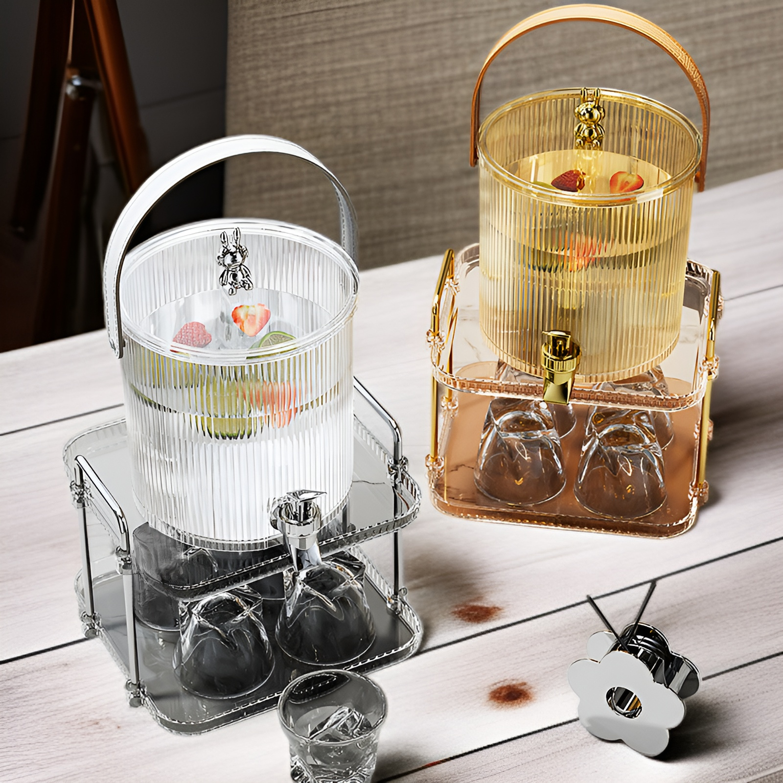 Dzbanek z kranem podczas rodzinnego spotkania