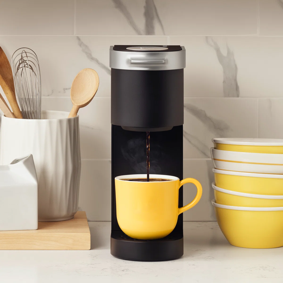 Single Serve Coffee Pod Maker, Compact Coffee Machine, Fast Brewing, One Cup Reservoir, Space-Saving Design, Easy One-Touch Operation