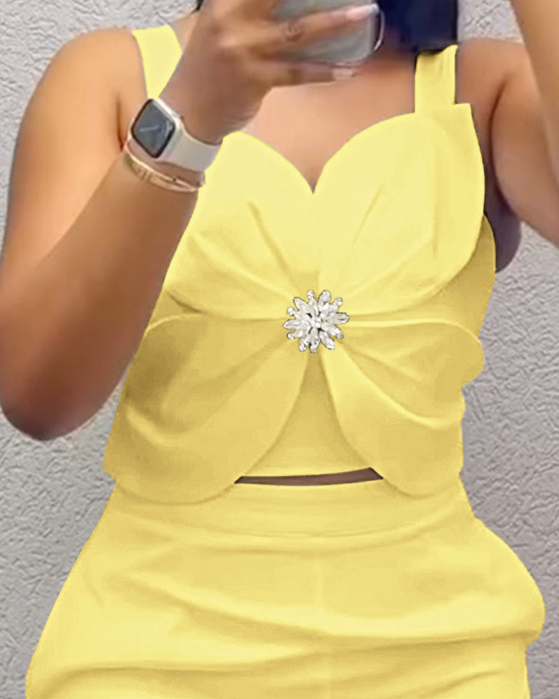 2 Pieces Outfit 3D Flower Decor Sweetheart Neck Thick Straps Shirred Back Crop Top and Casual Elastic Back Waist Shorts Set