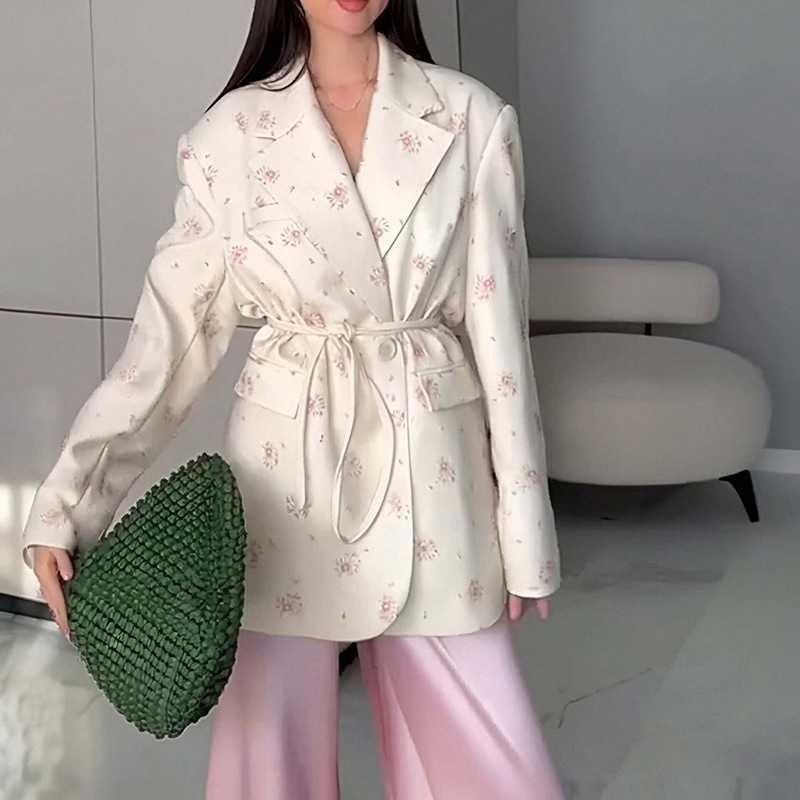 Oversized belted blazer with puff sleeves – Modern and sophisticated elegance