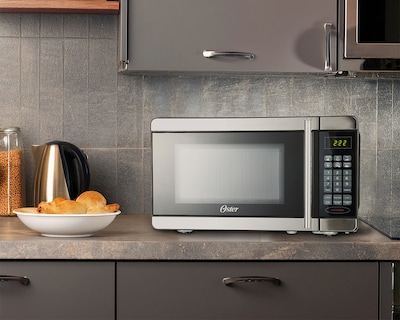 Horno de Microondas Oster 0.7 Pies OGYW3701 Plateado
