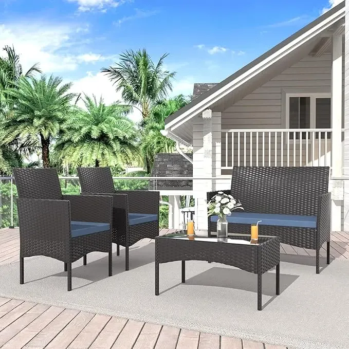 Juego de muebles de exterior para patio Kullavik — Conjunto de conversación para jardín con sillas de ratán sintético (PE), mesa de vidrio templado y cojines suaves; ideal para el césped, la piscina o el patio trasero.