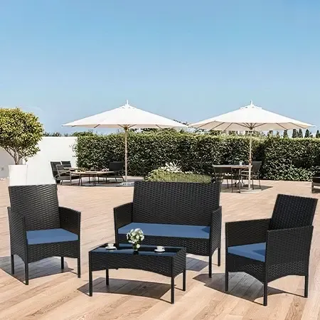 Juego de muebles de exterior para patio Kullavik — Conjunto de conversación para jardín con sillas de ratán sintético (PE), mesa de vidrio templado y cojines suaves; ideal para el césped, la piscina o el patio trasero.