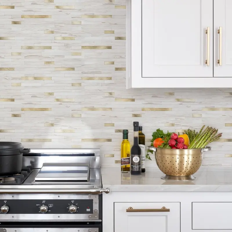 20 Láminas de Azulejos Adhesivos para Salpicaderos — Pegatinas para Azulejos y Revestimientos Autoadhesivos para Cocinas y Baños — Diseño Blanco Volakas con Detalles Metálicos Plateados (PVC)