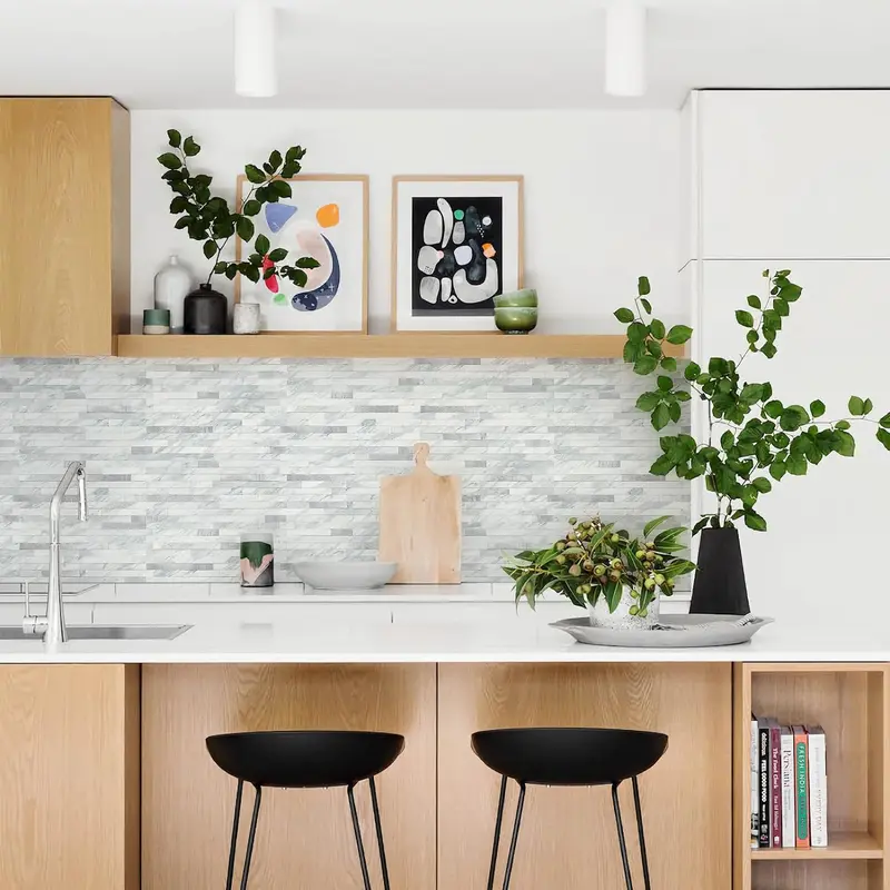 20 Láminas de Azulejos Adhesivos para Salpicaderos — Pegatinas para Azulejos y Revestimientos Autoadhesivos para Cocinas y Baños — Diseño Blanco Volakas con Detalles Metálicos Plateados (PVC)