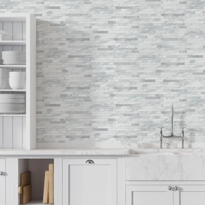 20 Láminas de Azulejos Adhesivos para Salpicaderos — Pegatinas para Azulejos y Revestimientos Autoadhesivos para Cocinas y Baños — Diseño Blanco Volakas con Detalles Metálicos Plateados (PVC)