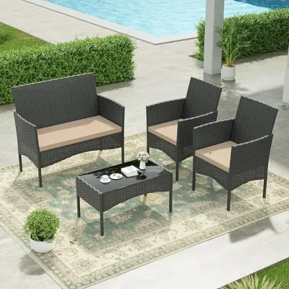 Juego de muebles de exterior para patio Kullavik — Conjunto de conversación para jardín con sillas de ratán sintético (PE), mesa de vidrio templado y cojines suaves; ideal para el césped, la piscina o el patio trasero.