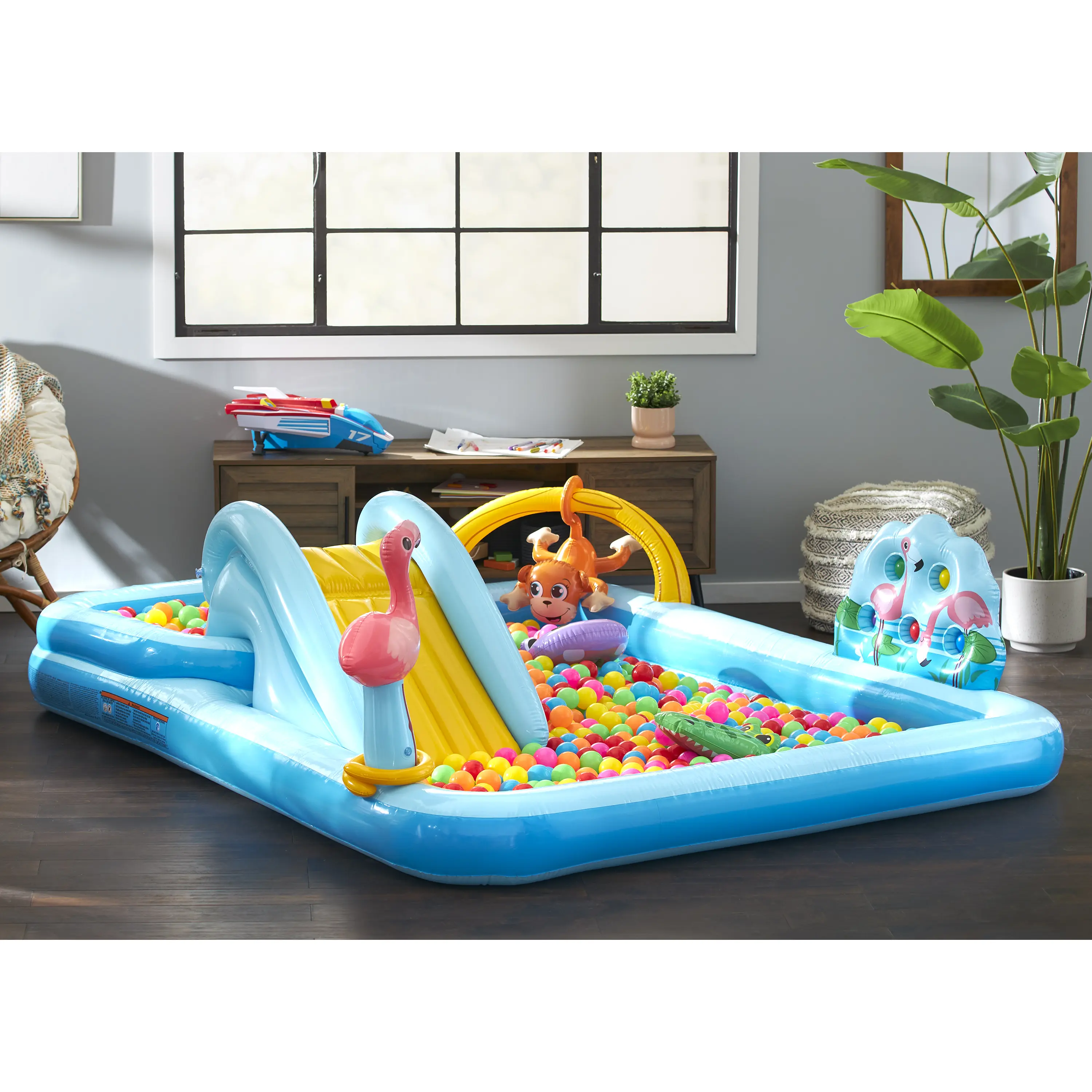 Piscina inflable para niños Play Center con tobogán para niños pequeños de 2 años en adelante. Construcción duradera de PVC con tobogán de agua y rociador para diversión durante todo el año. BOMBA NO INCLUIDA.