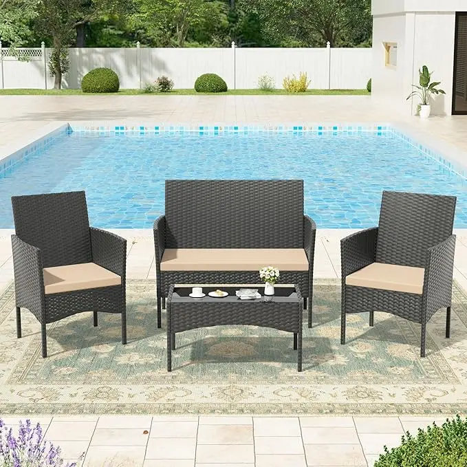 Juego de muebles de exterior para patio Kullavik — Conjunto de conversación para jardín con sillas de ratán sintético (PE), mesa de vidrio templado y cojines suaves; ideal para el césped, la piscina o el patio trasero.