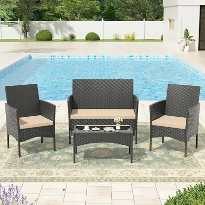 Juego de muebles de exterior para patio Kullavik — Conjunto de conversación para jardín con sillas de ratán sintético (PE), mesa de vidrio templado y cojines suaves; ideal para el césped, la piscina o el patio trasero.