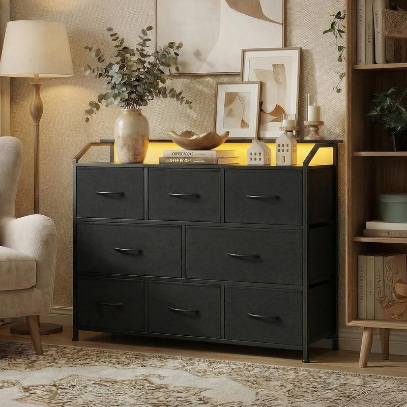 Cómoda Sweetcrispy con 8 cajones de tela, tomas de corriente y luz LED — Mueble de almacenamiento multifuncional y soporte para TV, ideal para dormitorio, sala de estar, oficina o pasillo.