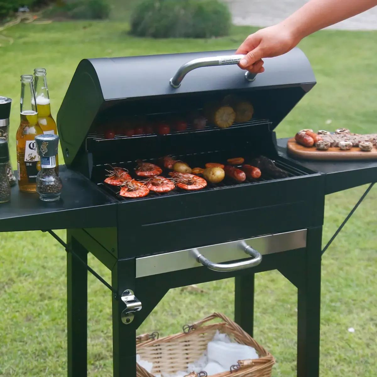 Parrilla de carbón con dos mesas laterales, de acero resistente, para barbacoa, ideal para picnics, patios y fiestas al aire libre, color negro