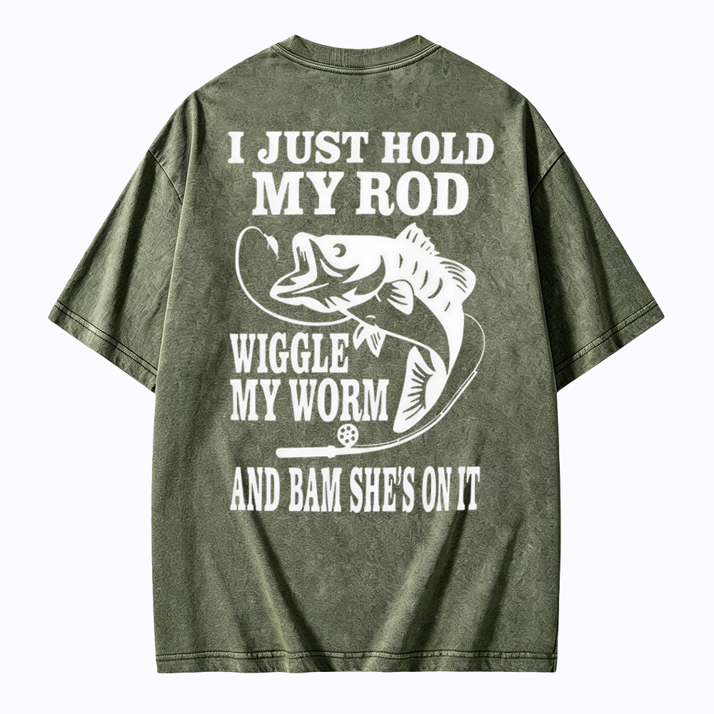 I JUST HOLD MY ROD, WIGGLE MY WORM, AND BAM SHE'S ON IT Funny Fishing Washed T-shirt