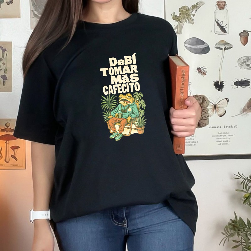 Frog Drinking Coffee With Plants And Text Debi Tomar Mas Cafecito Unisex Classic T-shirt