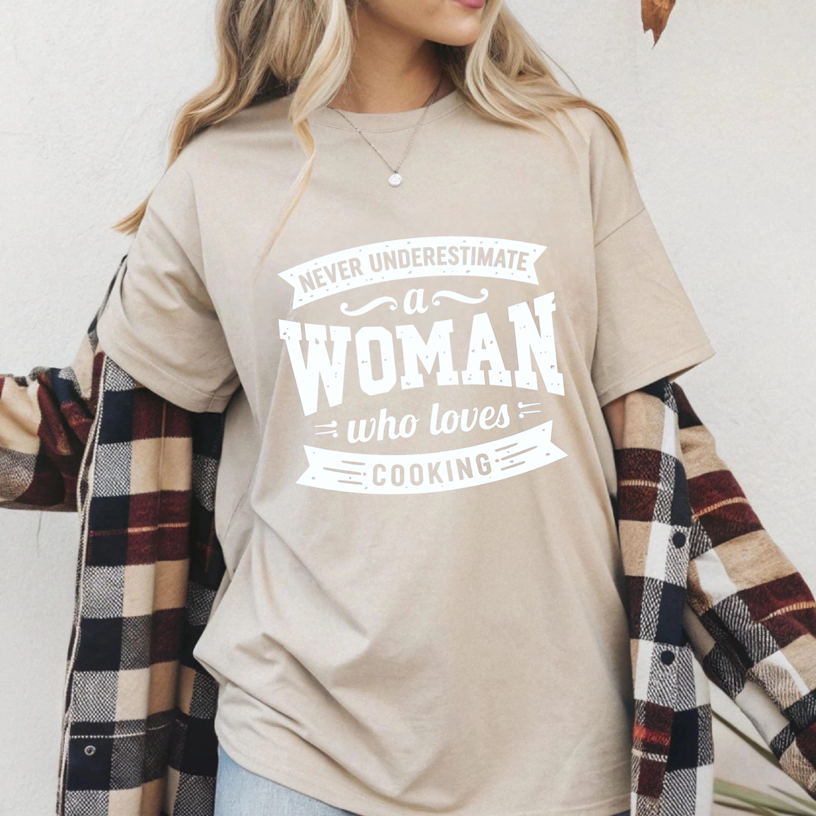 TEECURENT Never Underestimate A Woman Who Loves Cooking T Shirt For Women Chef Gift Cooking Lover Apparel Black Tee WOMEN