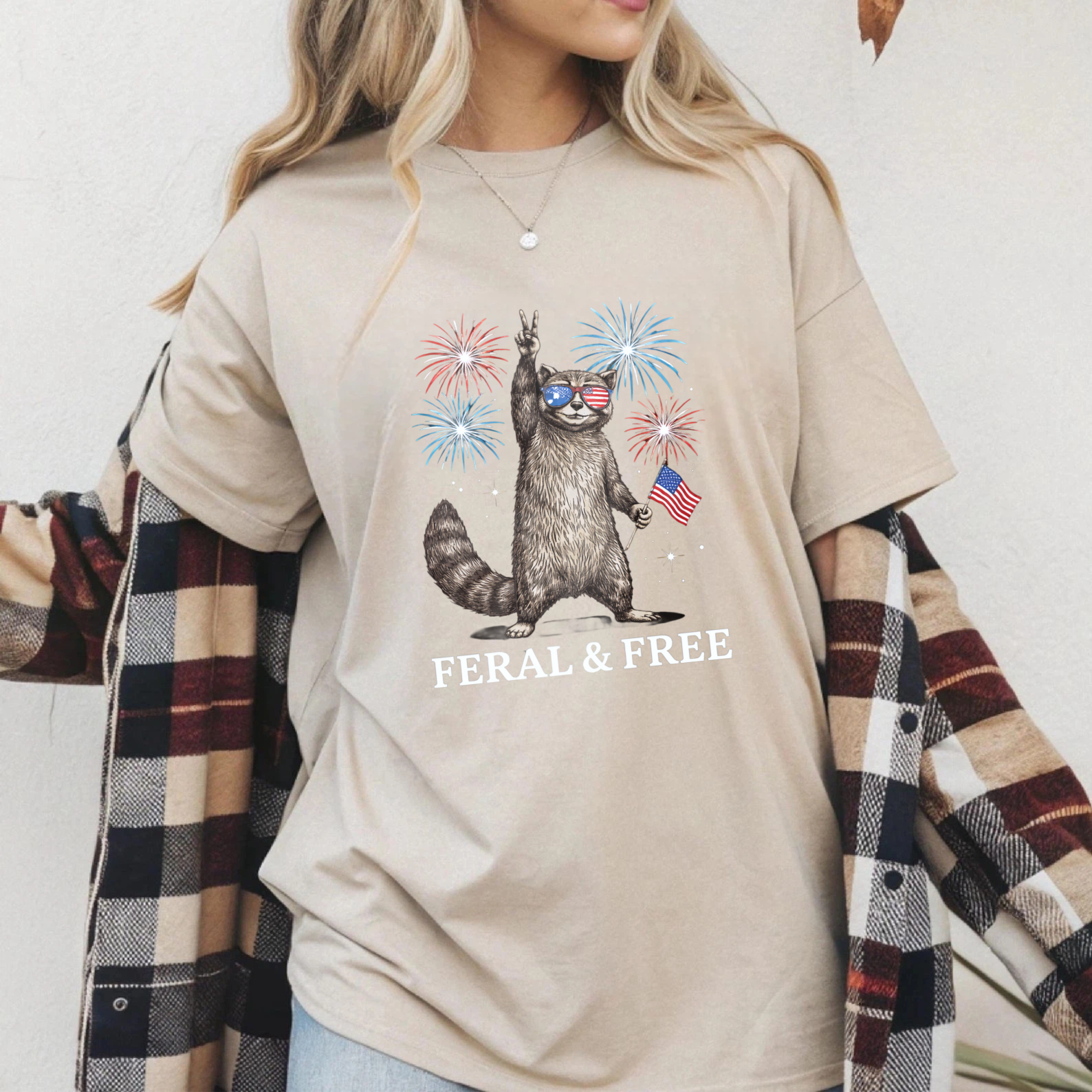 TEECURENT Feral And Free Cat With American Flag And Fireworks T Shirt WOMEN