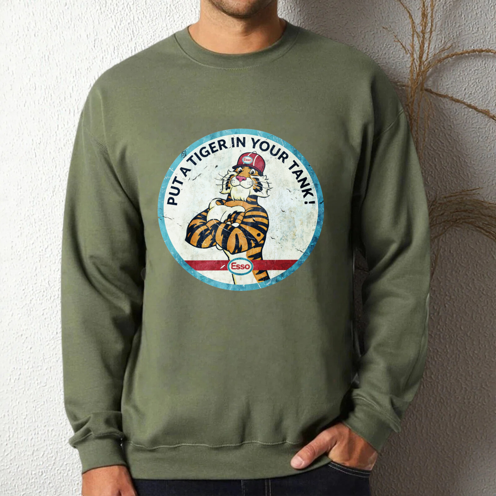 TEECURENT Put A Tiger In Your Tank Vintage Logo Sweatshirt Black Crewneck Unisex Pullover Long Sleeve Casual Top