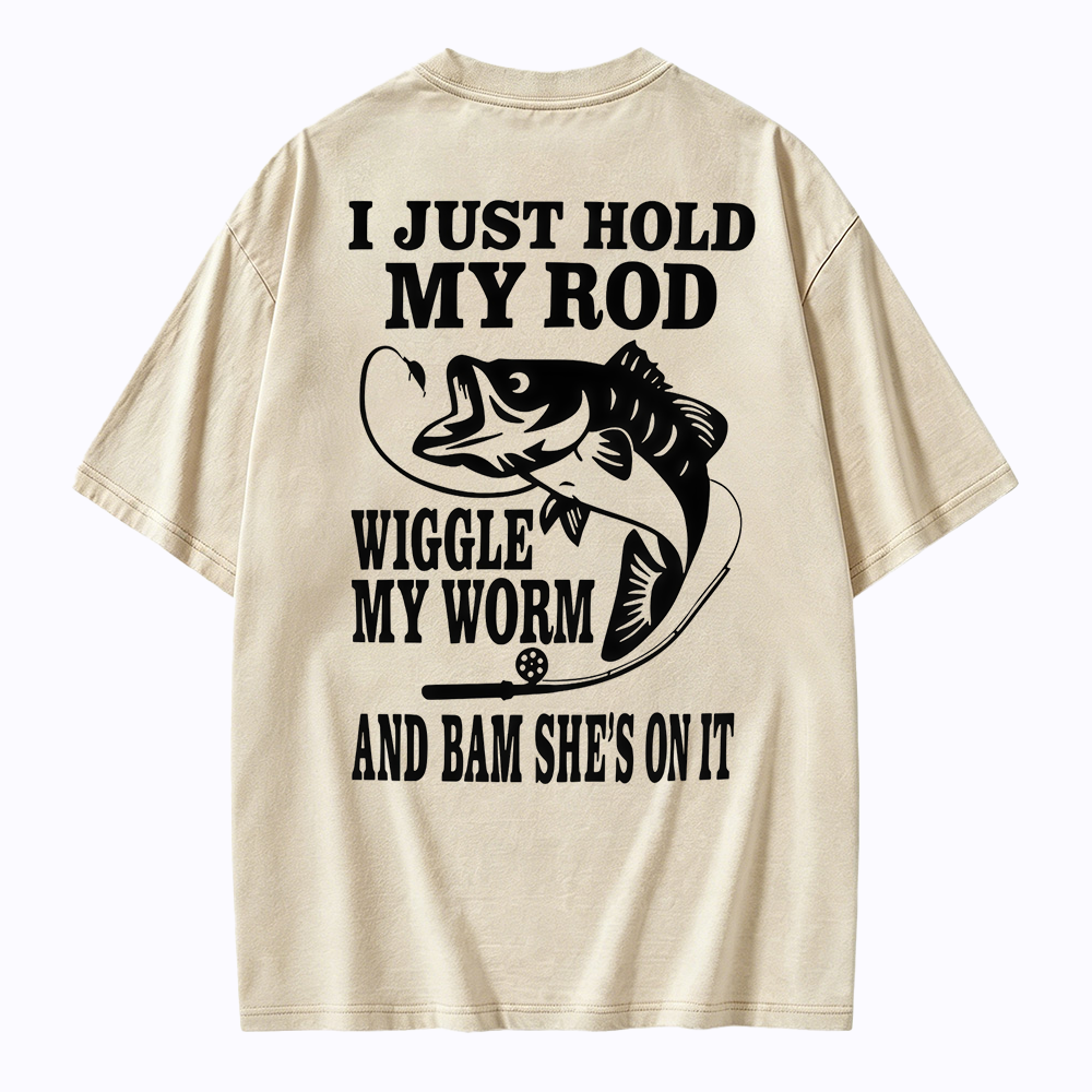 I JUST HOLD MY ROD, WIGGLE MY WORM, AND BAM SHE'S ON IT Funny Fishing Washed T-shirt