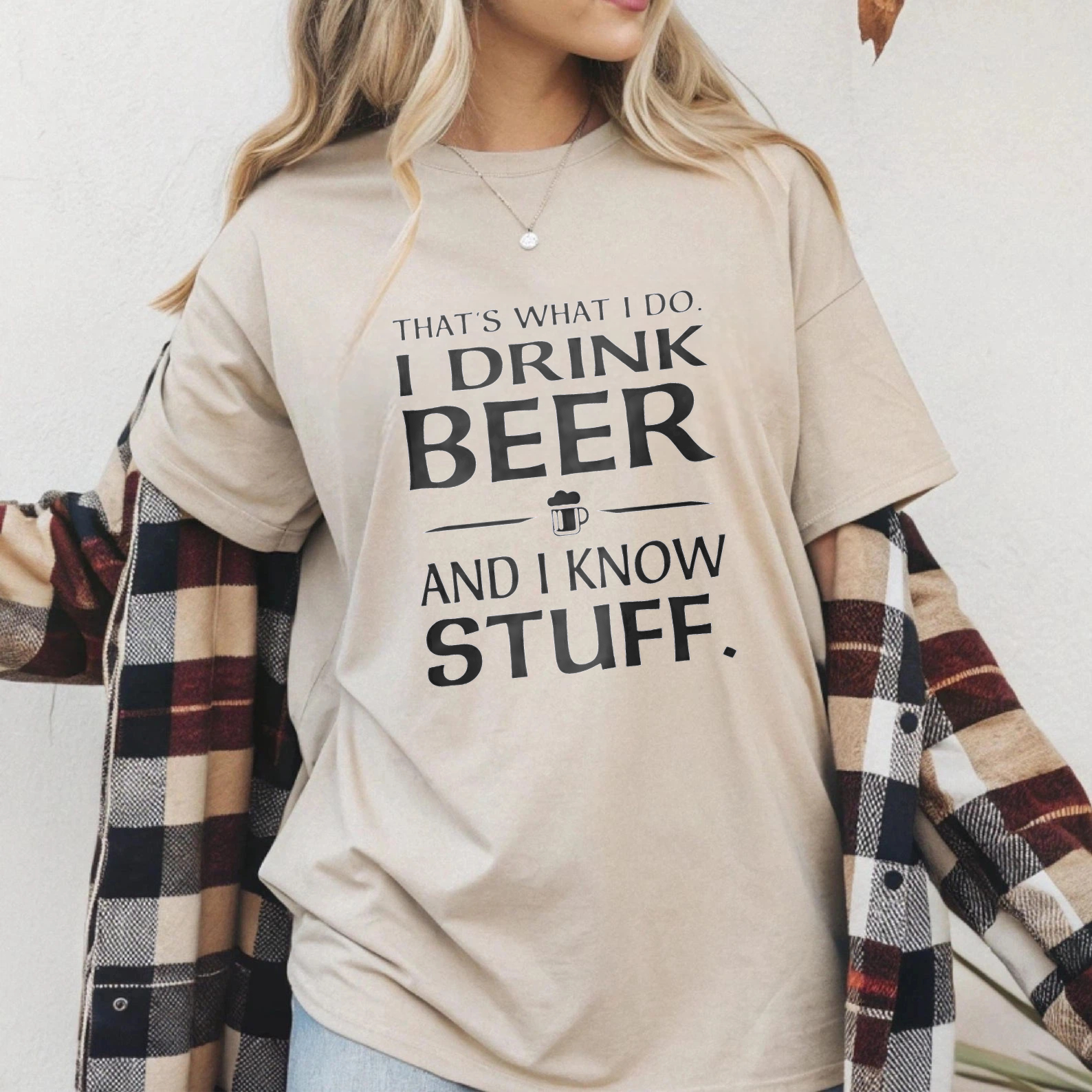 TEECURENT That's What I Do I Drink Beer And I Know Stuff T-Shirt WOMEN