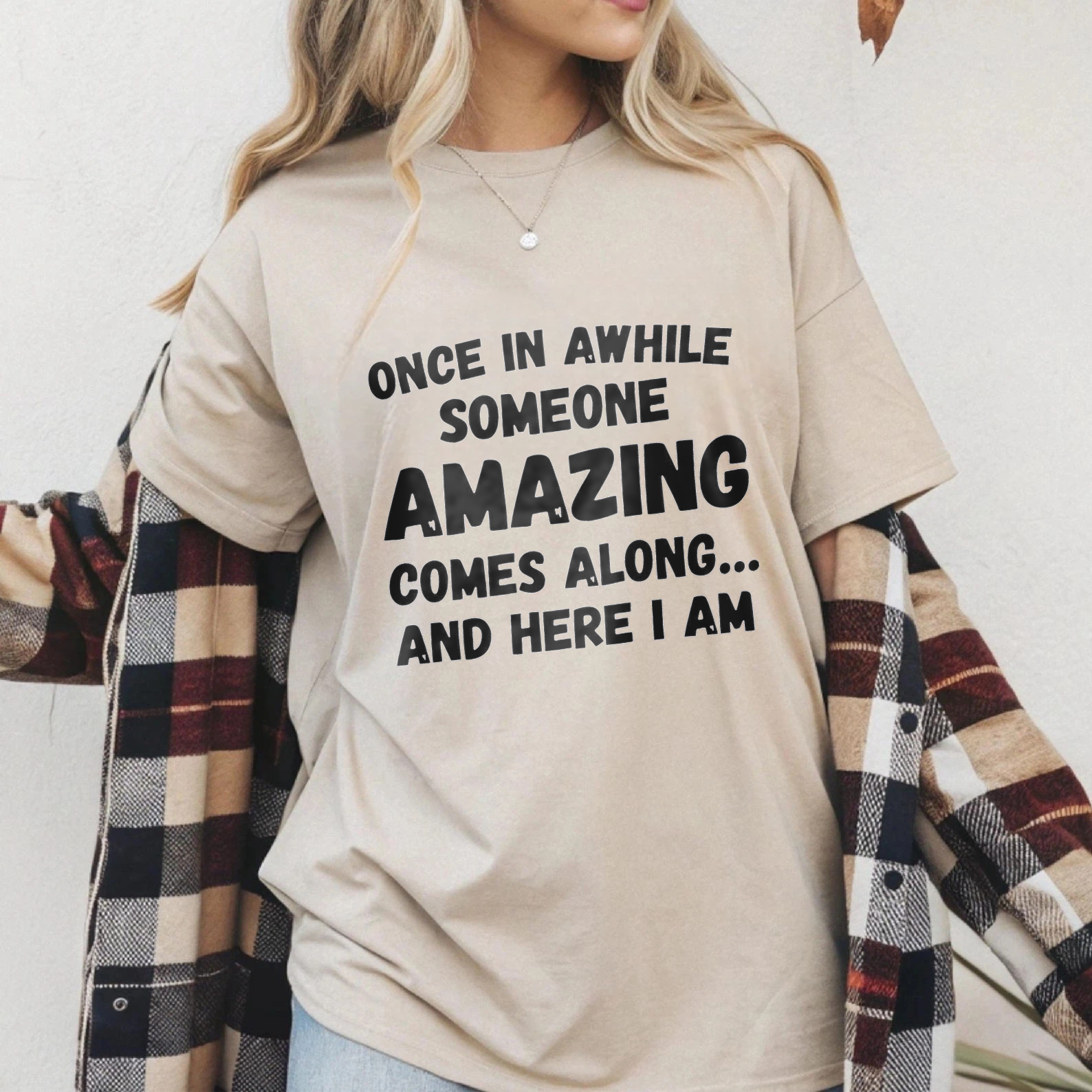 TEECURENT Once In Awhile Someone Amazing Comes Along And Here I Am T-Shirt WOMEN