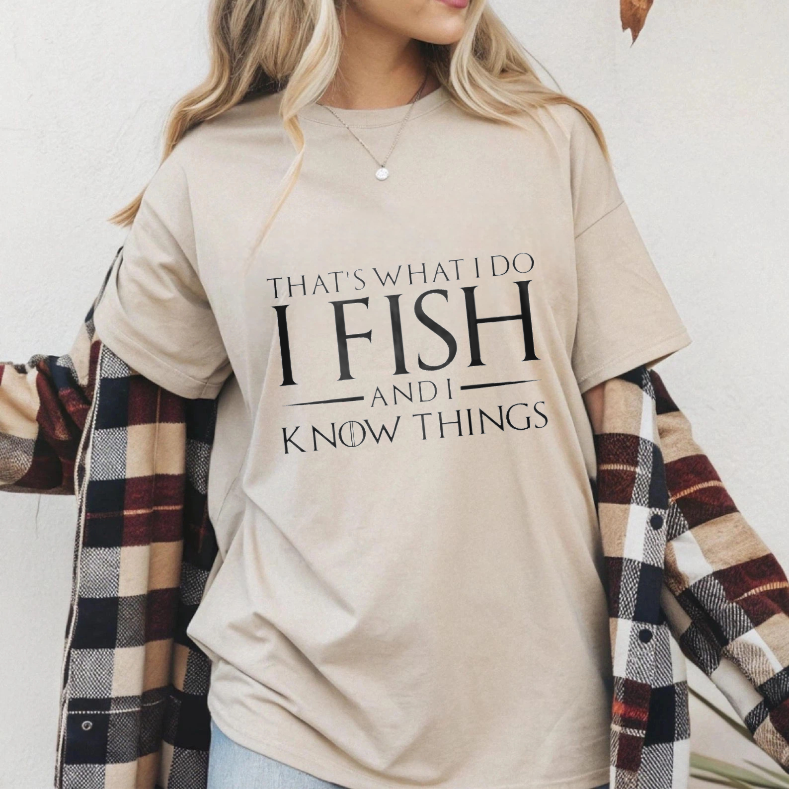 TEECURENT That's What I Do I Fish And I Know Things T Shirt Fishing Lover Gift Humor Saying Apparel WOMEN