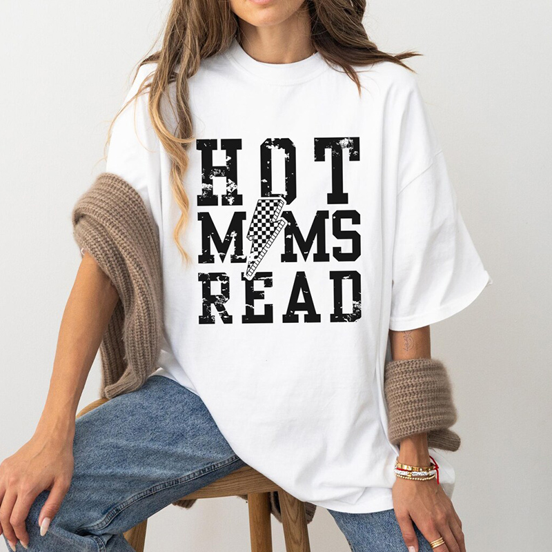 Wardrobecart Hot Mums Read With Lightning Bolt Pattern Unisex Classic T-shirt
