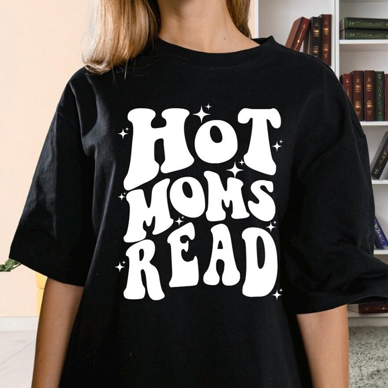 Wardrobecart Hot Moms Read Unisex Classic T-shirt