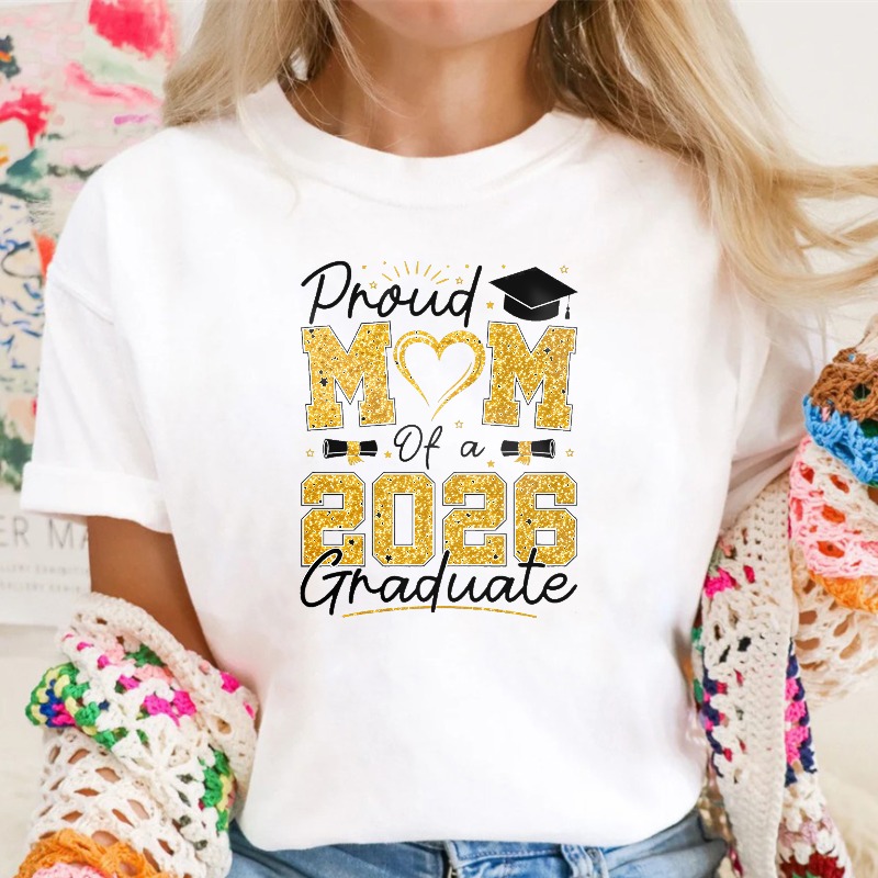 Proud Mom Of A 2026 Graduate With Graduation Cap And Heart Design Unisex Classic T-shirt