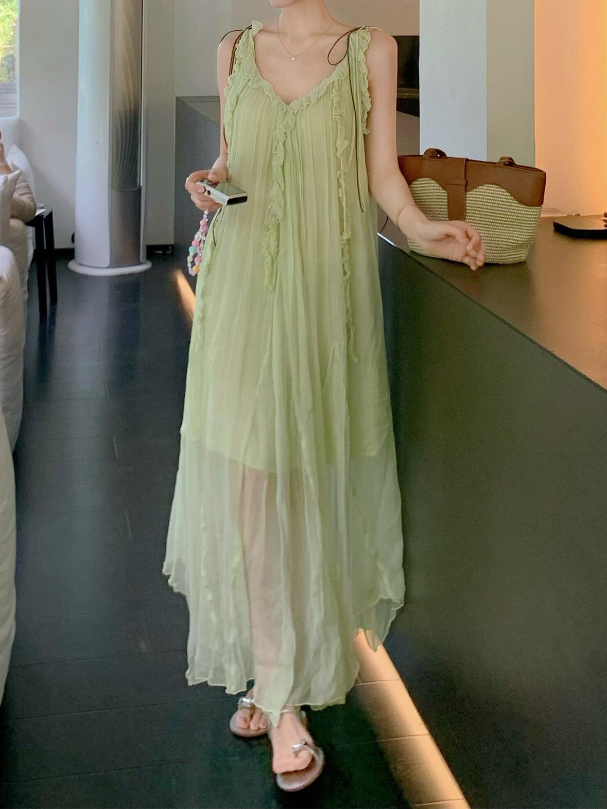 V neck pretty dress