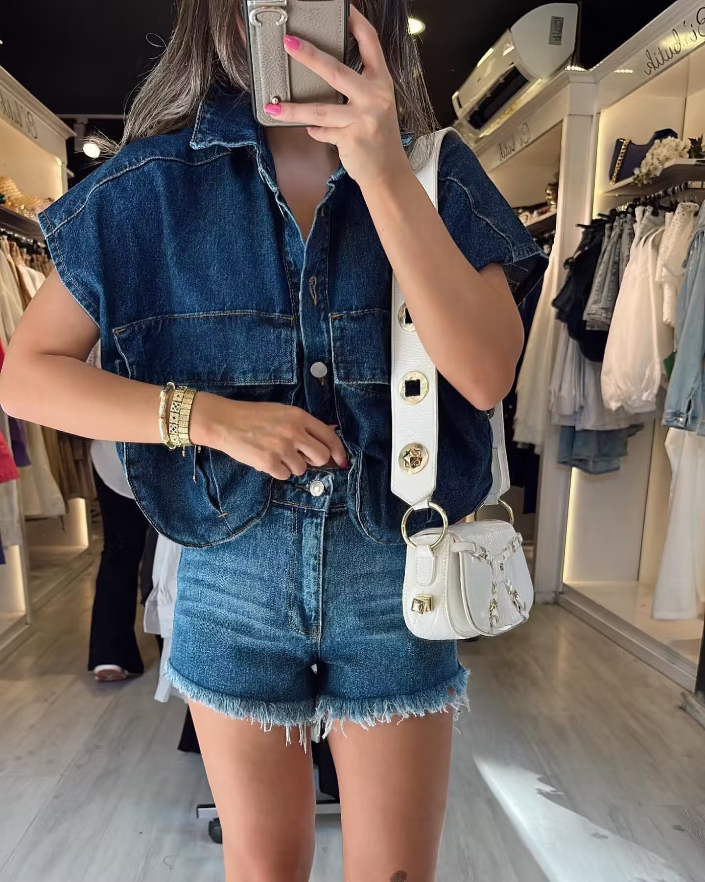 Sleeveless short shirt