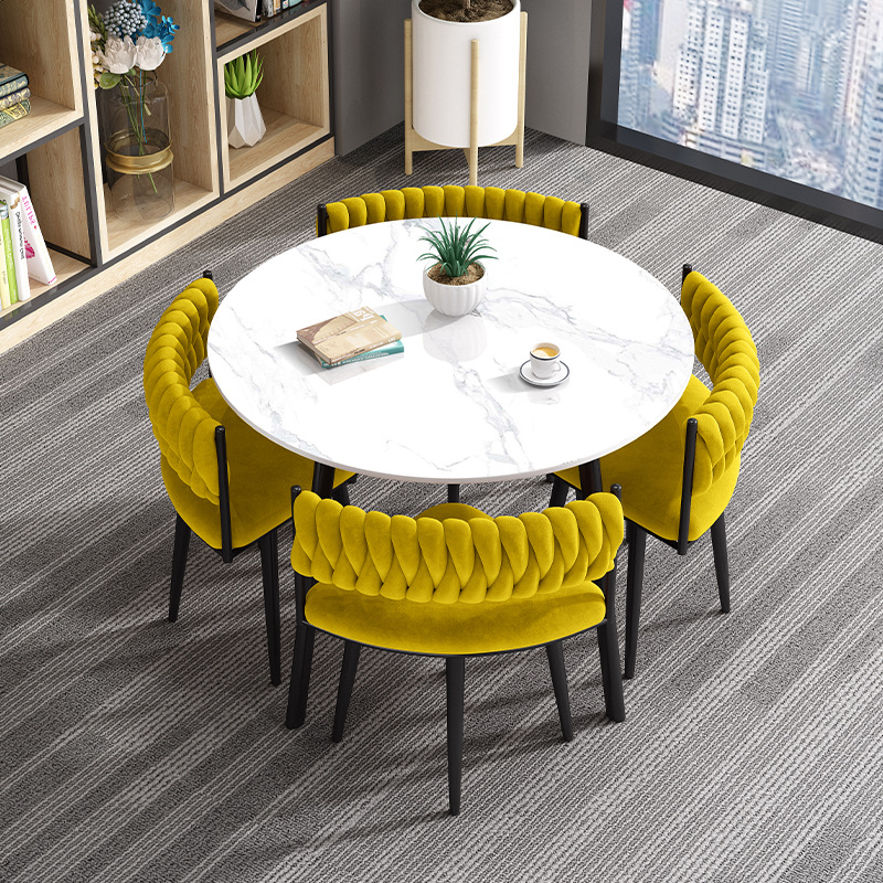 Juego de mesa y sillas de comedor de lujo, ligero y personalizado, con losa de roca cuadrada, para comedor de apartamentos pequeños.