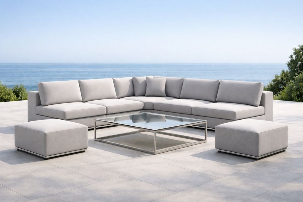 Divano angolare in tessuto poliestere grigio con tavolino in vetro temperato e pouf