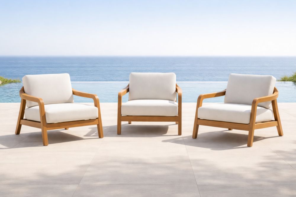 Set di 3 Poltrone da Esterno in Legno e Cuscini Bianchi