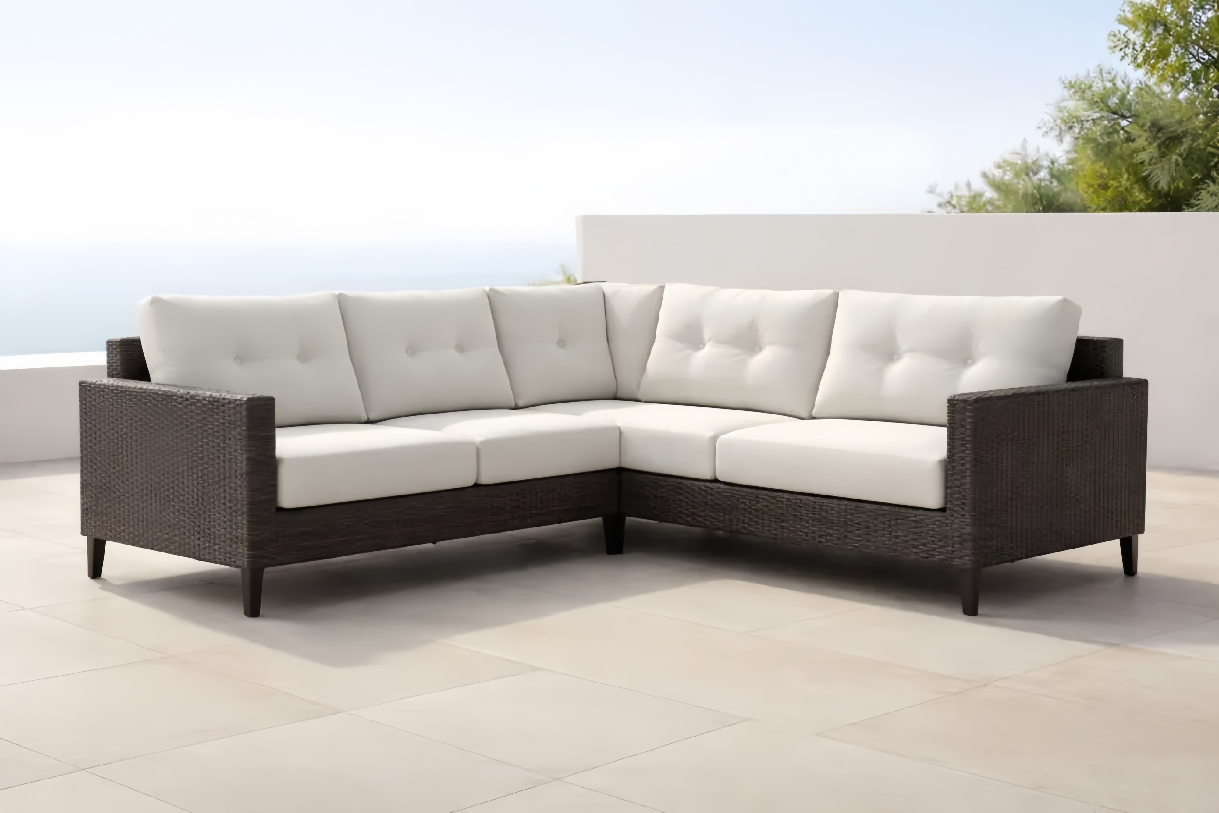 Divano angolare in rattan sintetico con cuscini crema