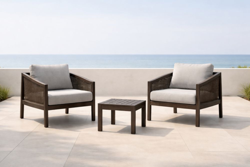 Set salotto da esterno due poltrone e tavolino marrone in legno e rattan con cuscini grigi