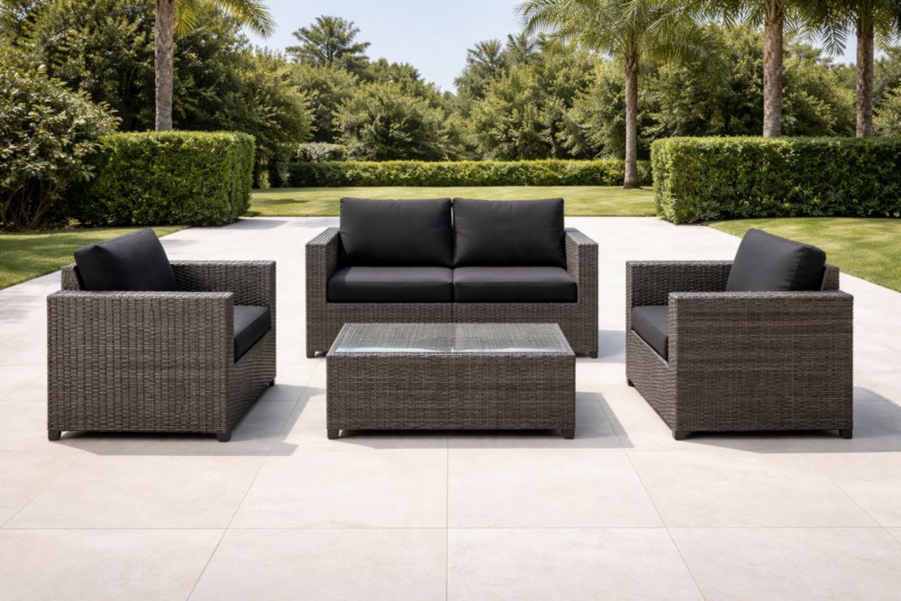 Set Divano da Esterno in Rattan Sintetico Grigio con Cuscini Neri, Tavolino in Vetro, 4 Pezzi