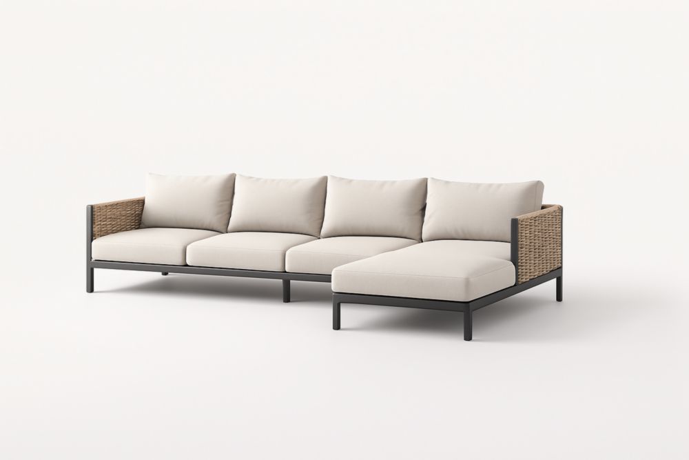 Divano angolare in tessuto beige con struttura in metallo e braccioli in rattan