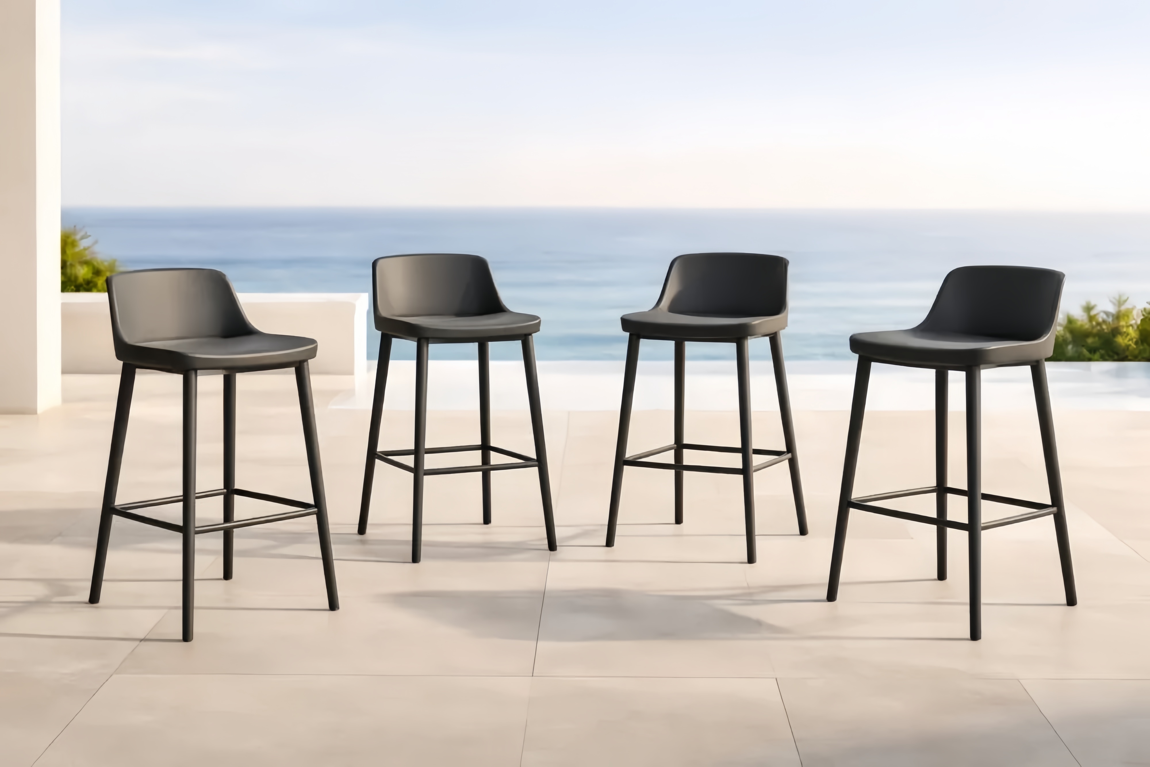 Set di 4 sgabelli alti in metallo con rivestimento in pelle sintetica Nero