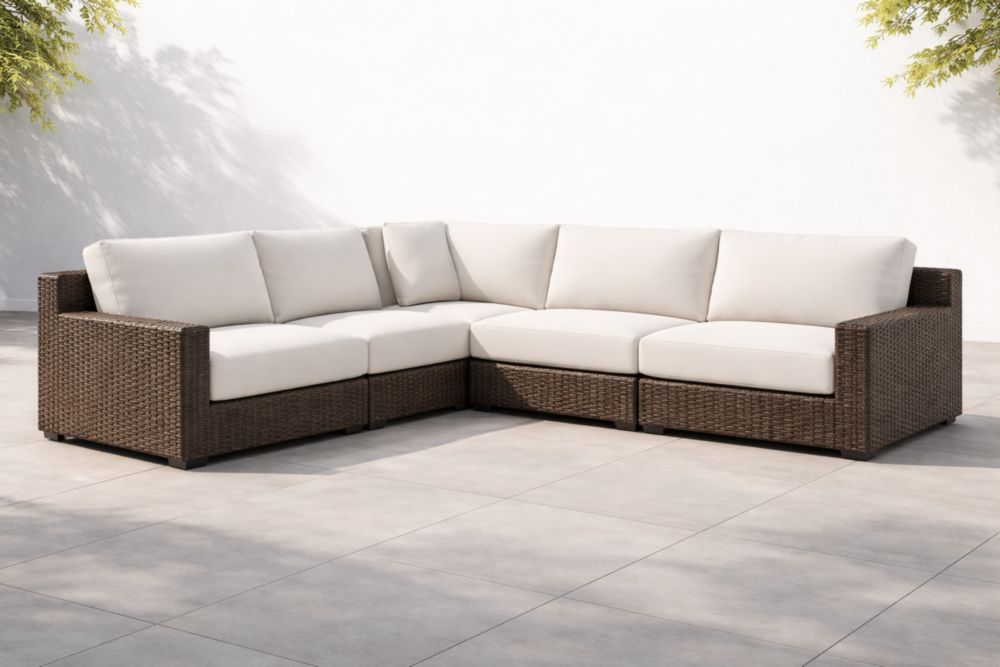 Divano Angolare Modulare in Rattan Sintetico Marrone con Cuscini Bianchi