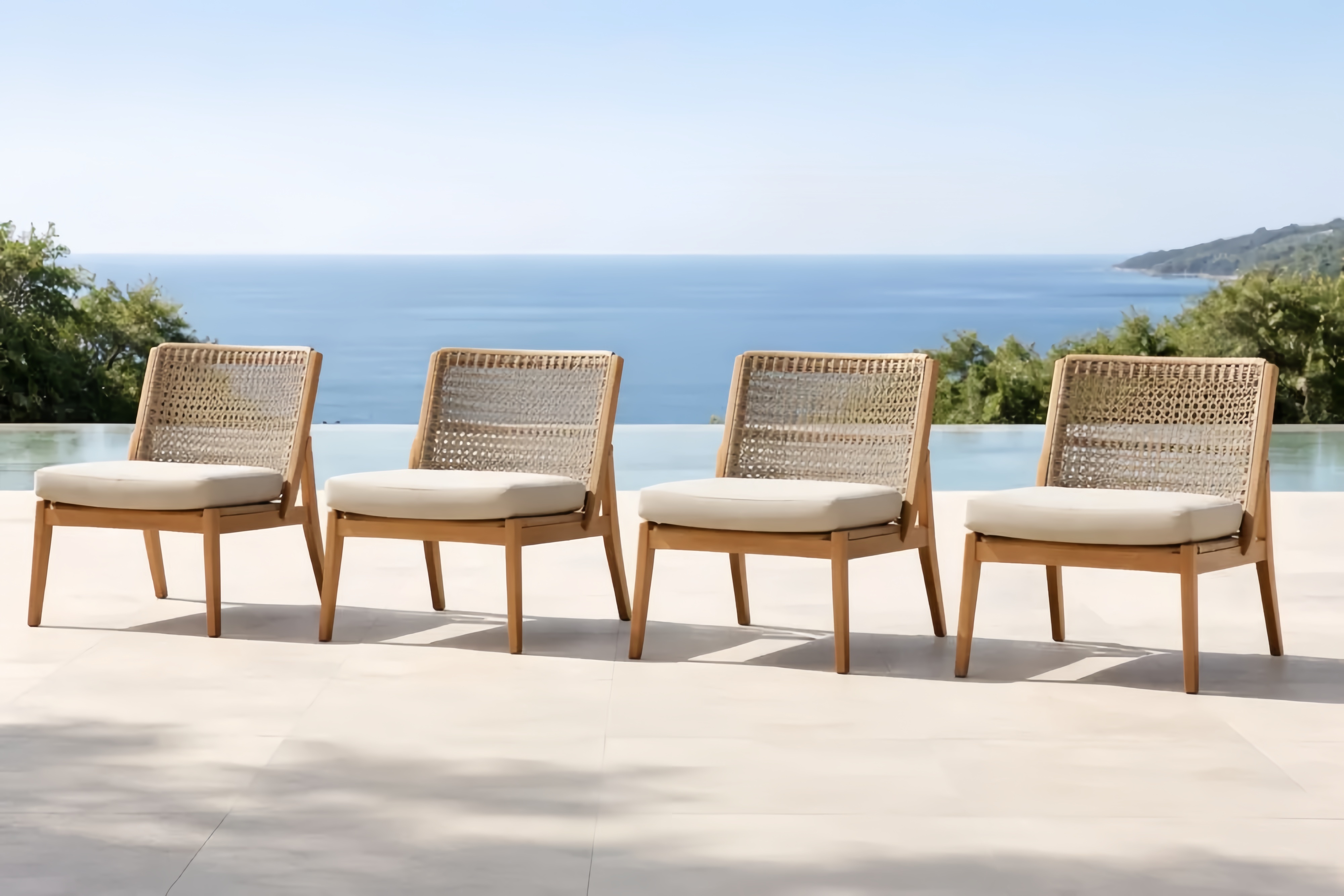 Set di 4 sedie da esterno in legno teak e fibra intrecciata con cuscino beige